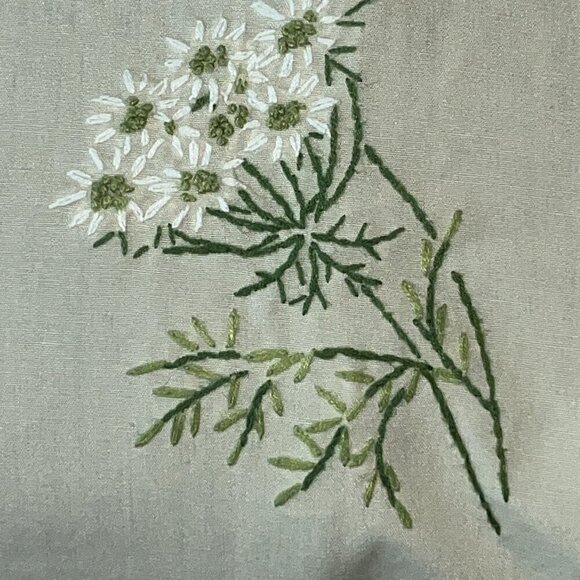 Hand Embroidered Scalloped Edge XL 57" X 100" Tablecloth Floral Pattern Linens - Picture 9 of 16